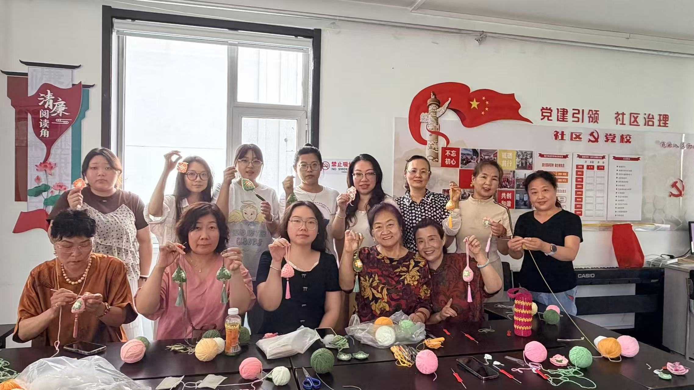 阳泉市矿区自然资源局走进马家坪社区 开展端午节包粽子、毛线手工共建活动
