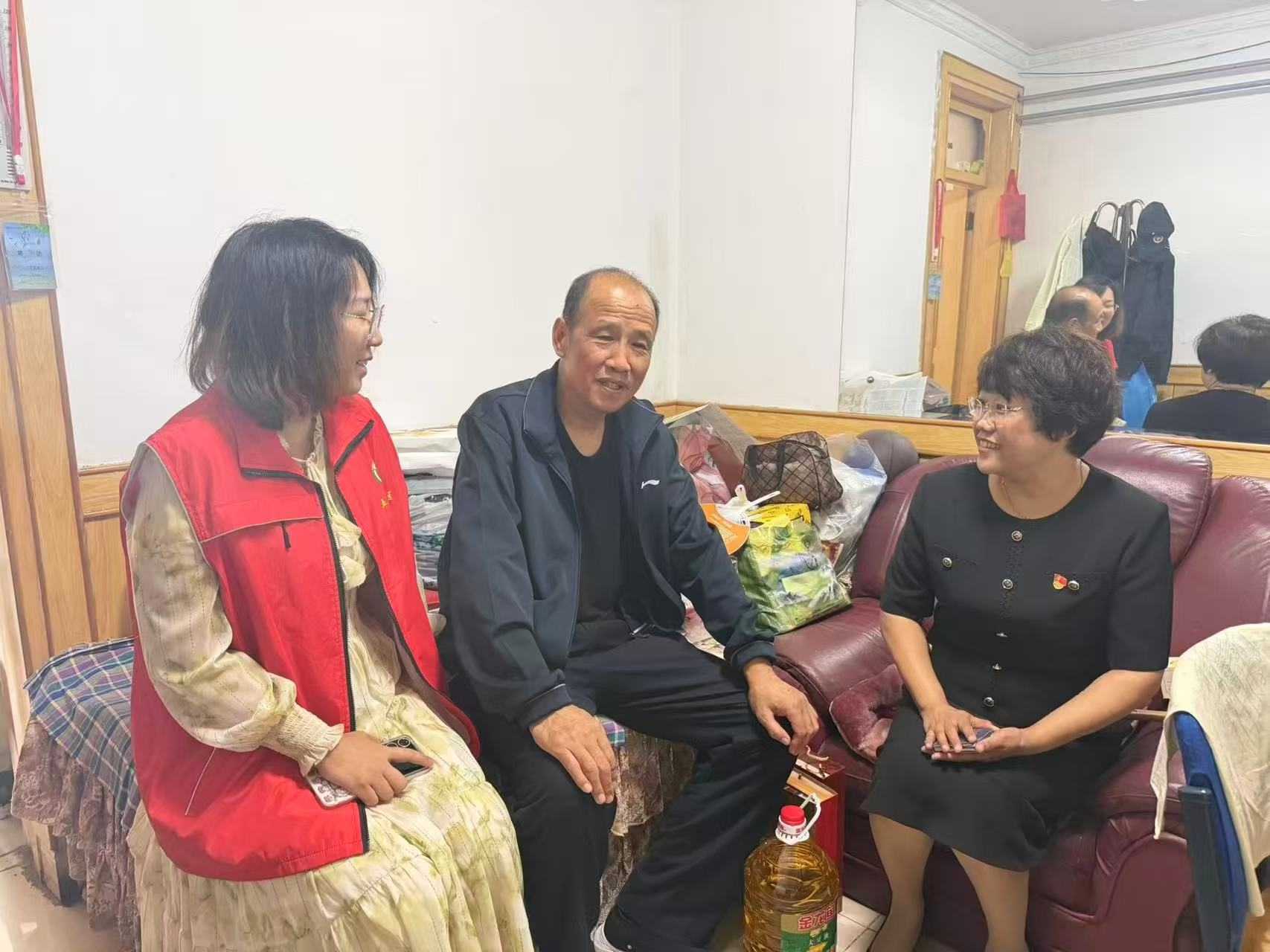 阳泉市自然资源服务中心开展党员进社区慰问活动